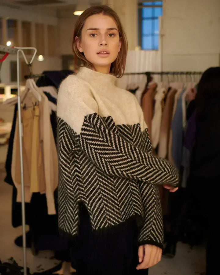 MADELINE – COZY HERRINGBONE KNIT SWEATER